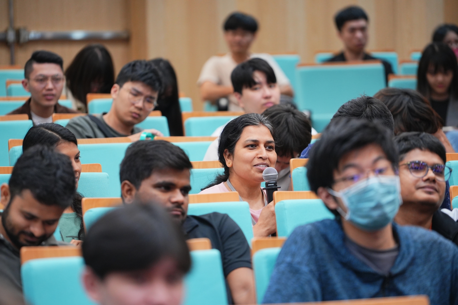 顧及現場眾多外籍生聽眾，李明哲董事長的演講以中英語交錯方式進行，其中分享為了管理南亞而苦學印度式英語的難忘經驗時，也讓現場不少印度學生會心一笑，在問與答環節時踴躍提問